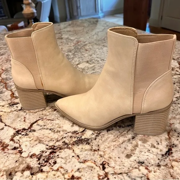Women’s Creamy heeled boots chelsea boots size 6.5 winter white pointed toe