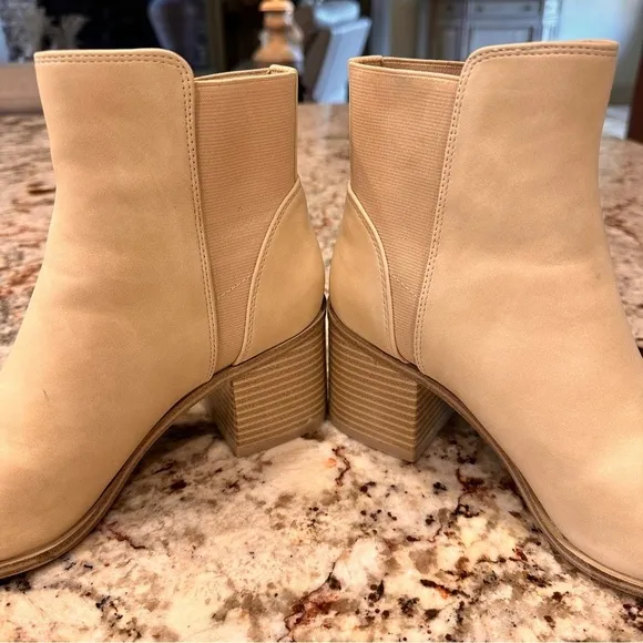 Women’s Creamy heeled boots chelsea boots size 6.5 winter white pointed toe